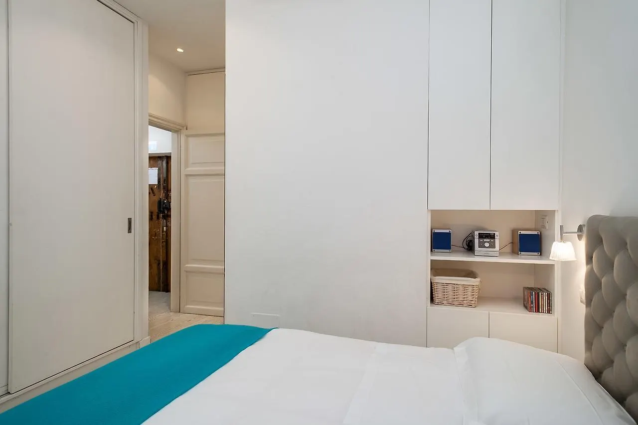 White Pantheon One Bedroom Apartment Rom
